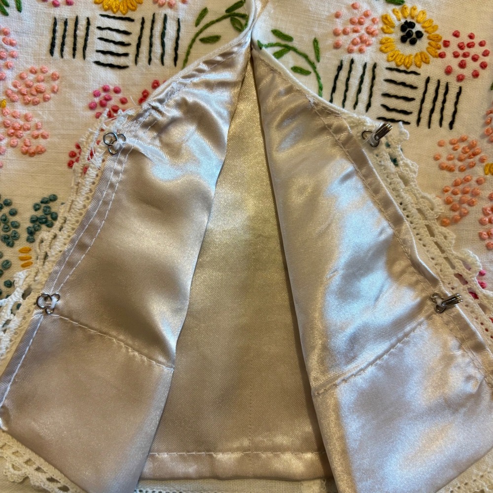 Vintage Embroidered Floral Vest White Crochet Lace Trim Cropped Handmade Sz M - Picture 12 of 16